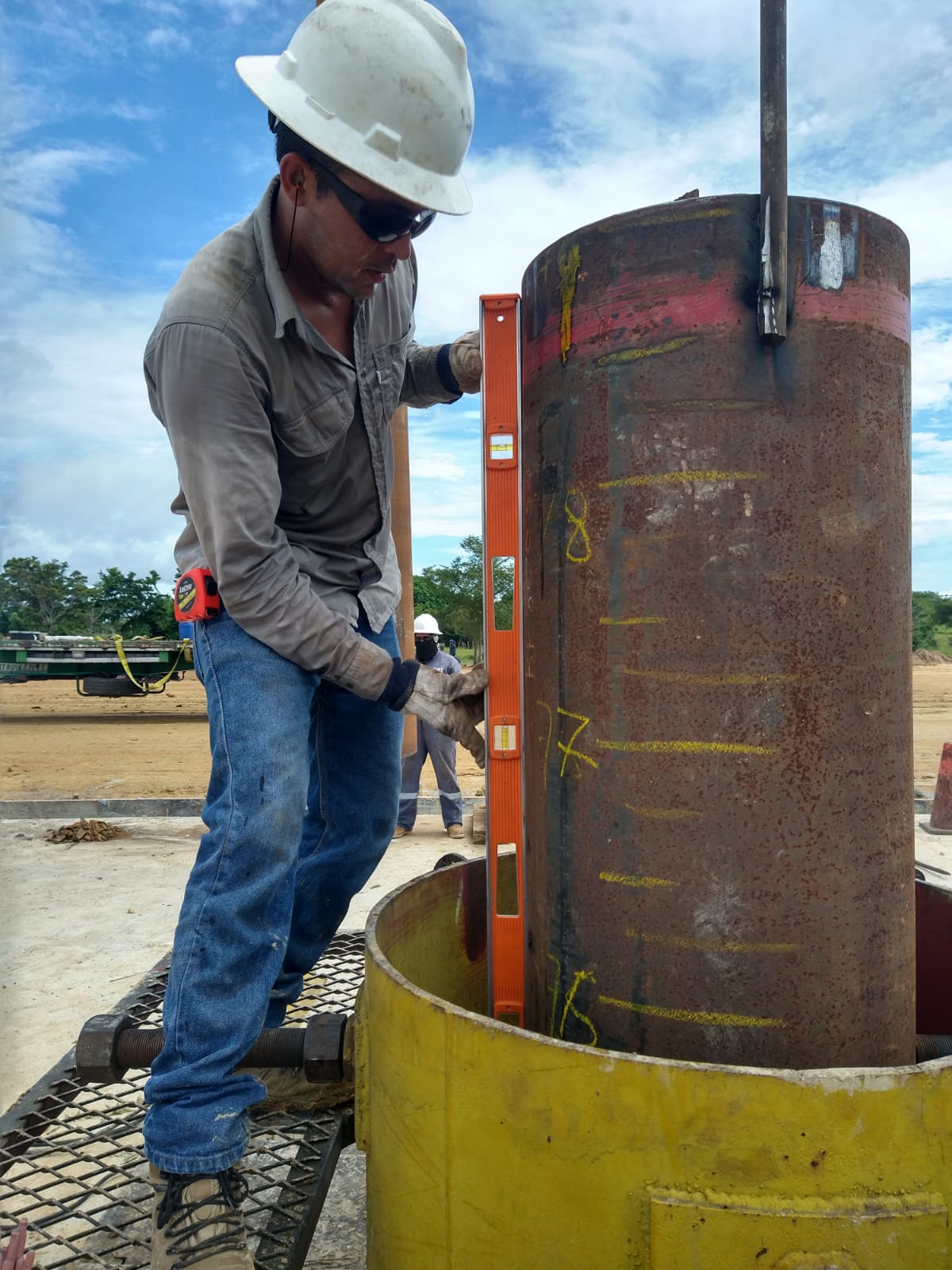 Operador realizando el nivel de hincado